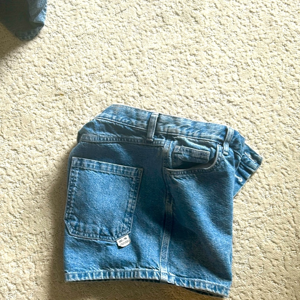 BDG Shorts size W 27.  Stitching reinforced pockets in front and back.